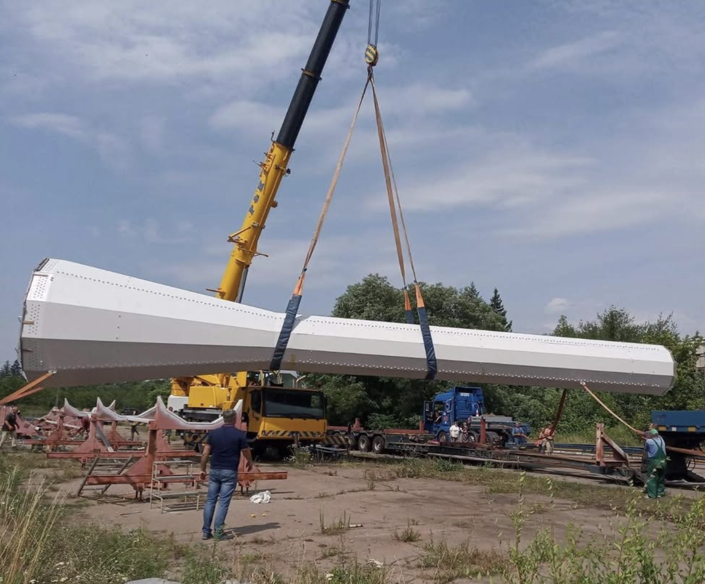 Jeřáb zvedá lopatku turbíny na textilních smyčkách Takelag